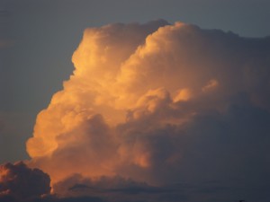 Chmura Cumulonimbus podczas zachodu Słońca