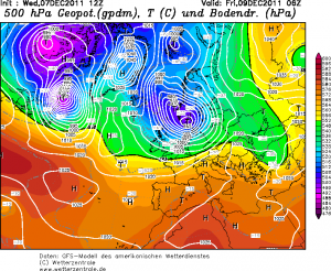 Prognoza rozmieszczenia ośrodków niżowych i wyżowych oraz bezwzględnej topografii barycznej (500 hPa) na piątek rano (model GFS, źródło: wetterzentrale.de)