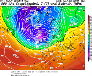 Prognozowana sytuacja baryczna oraz topografia bezwzględna (wys. 500 hPa) na wtorek rano (model GFS, źródło: wetterzentrale.de)