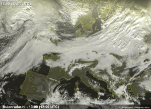 Zdjęcie satelitarne z godz. 13:00 CET - ukazuje szczelne zachmurzenie warstwowe m.in. na obszarze RP (łącznie z przejaśnieniami na SW kraju)