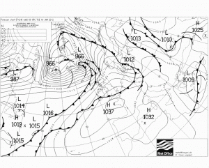 Prognozowany układ frontów atm. na noc z poniedziałku na wtorek (źródło: Met Office)