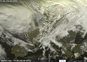 Aktualne zdjęcie satelitarne - masa chmur przykrywająca Wyspy Brytyjskie to nadchodzący niż Andrea (źródło: sat24.com)