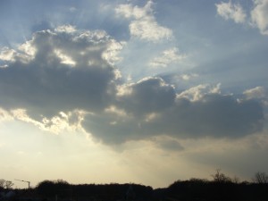 Chmury na wiosennym niebie (fot. A. Surowiecki)