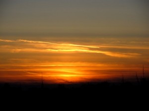 Zachód słońca na tle chmur piętra wysokiego sfotografowany z Zielonki (Fot. Grzegorz Zawiślak)