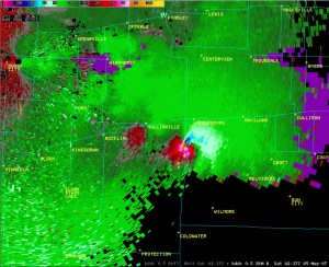 Tornado Vortex Signature na radarowym obrazie prędkości radialnej, które towarzyszyło superkomórce i pierwszej w historii pomiarów trąbie powietrznej o sile EF5 w mieście Greensburg (Kansas, USA), źródło: NWS NOAA