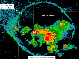 Outflow boundary na obrazie odbiciowości radarowej widoczne jako pierścień wokół klastra komórek burzowych (źródło: NOAA / Amateur Stormchasing Society)