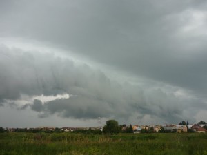 Chmura szelfowa to typowy element zachmurzenia związanego z frontem szkwałowym (fot. Krzysztof Ostrowski)