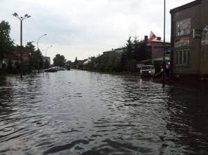 Skutek superkomórki burzowej typu wysoko-opadowego w Lubaczowie na Podkarpaciu (http://www.elubaczow.com/2012/05/04/potezna-ulewa-i-gradobicie-w-lubaczowie-zobacz-zdjecia-naszych-czytelnikow/) Skutek superkomórki burzowej typu wysoko-opadowego w Lubaczowie na Podkarpaciu (http://www.elubaczow.com/2012/05/04/potezna-ulewa-i-gradobicie-w-lubaczowie-zobacz-zdjecia-naszych-czytelnikow/)
