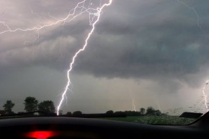 Wyładowania atmosferyczne z wczorajszej burzy w rej. Grodziska Wielkopolskiego (fot. Mikołaj Lulkiewicz) Wyładowania atmosferyczne z wczorajszej burzy w rej. Grodziska Wielkopolskiego (fot. Mikołaj Lulkiewicz)