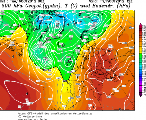 Rozkład pola geopotencjalu i temperatury na poziomie 500 hPa z widoczną falą na zachodzie i grzbietem geopotencjalnym m.in. nad Europą Środkową (wetterzentrale.de)