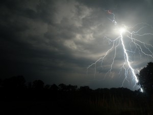 Dość bliskie wyładowanie atmosferyczne (Fot. Wojtek Pilorz)