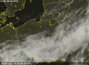 Aktualne zdjęcie satelitarne ukazujące zmienną pogodę na obszarze Polski