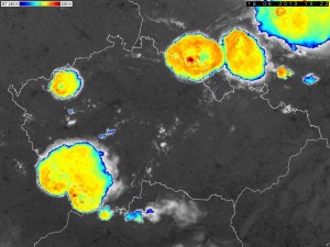 Obraz satelitarny ukazujący temperaturę wierzchołków chmur burzowych z południowo - zachodniej Polski (http://www.chmi.cz/)