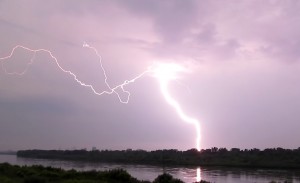 Jedno z wielu wyładowań obserwowanych dziś nad Warszawą (kadr z filmu - Grzegorz Zawiślak)