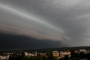 Doskonale rozwinięta chmura szelfowa, która 18 czerwca przeszła m.in. nad Kielcami (fot. Agnieszka Włodarczyk)