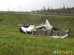 Zniszczony samochód, który porwało silne tornado (źródło: 24opole.pl)