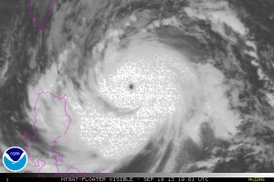 (Zdjęcie satelitarne supertajfunu Usagi z dnia 19.09.2013, godz. 19:01 UTC (źródło: NOAA)