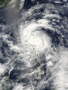 Sierpniowy supertajfun Utor - najsilniejszy cyklon tropikalny w tym roku na świecie (źródło: NASA)
