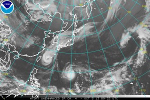 Zdjęcie satelitarne tajfunu "Fitow" oraz burzy tropikalnej "Danas" z dnia 5.10.2013, godz. 11:32 (źródło: NOAA)