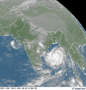 Zdjęcie satelitarne cyklonu "Phailin" z dnia 10.10.2013, godz. 21:00 czasu polskiego (źródło: EUMETSAT)