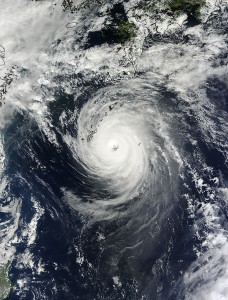 Supertajfun "Danas" tuż przed uderzeniem w japońską wyspę Okinawę w dniu 7.10.2013 (źródło: NASA)