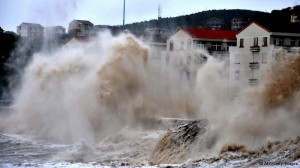 Wysokie fale na chińskim wybrzeżu podczas przechodzenia tajfunu "Fitow" (źródło: STR/AFP/Getty Images)