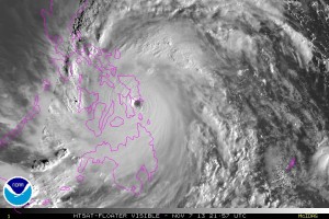 Supertajfun Haiyan w trakcie "wchodzenia" na ląd - 7.11.2013, godz. 22:57 czasu polskiego (źródło: NOAA)