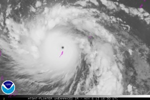 Zdjęcie satelitarne supertajfunu "Haiyan" z 6.11.13, godz. 17:30 CET (źródło: NOAA)