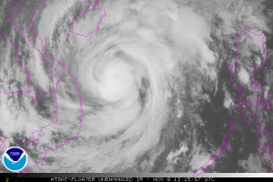 Zdjęcie satelitarne tajfunu "Haiyan" z 9.11.2013, godz. 16:57 (źródło: NOAA)