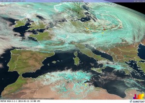 Za potężnym pasmem chmur warstwowych związanych z niżem znad okolic Zatoki Fińskiej pojawiły się nad Polską rozpogodzenia, jednak w wyniku adwekcji zimnego powietrza rozwinęły się chmury kłębiaste i burze (źródło: Eumetsat / Blitzortung)