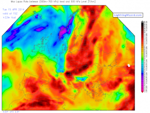 Prognozowany duży gradient pionowy temperatury w warstwie 500 m - 700 hPa (GFS)