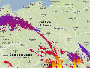 Wyładowania doziemne zarejestrowne podczas minionych kilkudziesięciu godzin (lightningmaps)