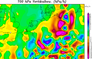 Prognozowane silne wznoszenie na powierzchni izobarycznej 700 hPa związane z ośrodkiem niżowym. Jego obecność może być kluczowa w kontekście silnego rozwoju burz (GFS, wetterzentrale)