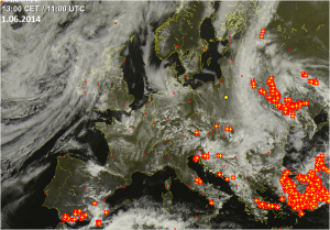 Aktualne zdjęcie satelitarne + wyładowania atmosferyczne (źródło: Sat24.com)