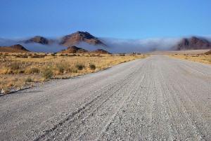 Mgła radiacyjna na pustyni Namib w południowo-zachodniej Afryce (fot. Moongateclimber - źródło: commons.wikimedia.org)