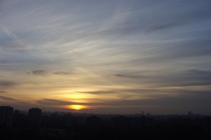 Grudniowy zachód słońca w Warszawie (fot. A. Surowiecki)