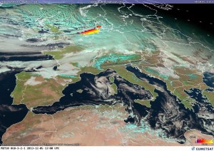 Niż Ksawery na zdjęciu satelitarnym w świetle widzialnym. Wyładowania atmosferyczne tworzą liniową strefę na chłodnym froncie atm. układu (źródło:  ligthninhmaps.org / EUMETSAT)