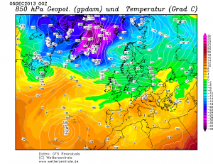 Niż Ksawery w trakcie pogłębiania się, między Islandią a Wielką Brytanią, w strefie znacznego gradientu termicznego (reanaliza CFS, źródło: wetterzentrale.de)