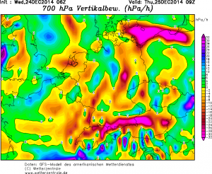 Prognozowane silne wspomaganie ruchów wznoszących na powierzchni izobarycznej 700 hPa (GFS)