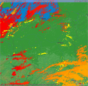 Mapa doziemnych wyładowań atmosferycznych w Polsce wykrytych przez detektory wyładowań sieci Blitzortung pomiędzy 05.05.2015 r. 02:00 CEST, a 07.05.2015 r.  17:55 CEST (źródło: lightningmaps.org)