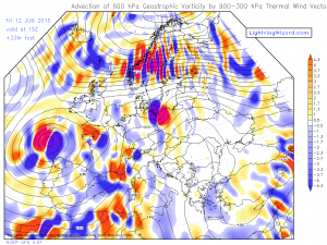 Prognozowana krótka fala górna z silnym wspomaganiem ruchów wznoszących (GFS, LightningWizard)