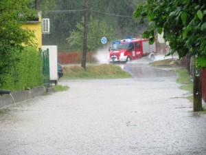 Zalana ulica w miejscowości Ciężkowice (fot. Piotr Żurowski)