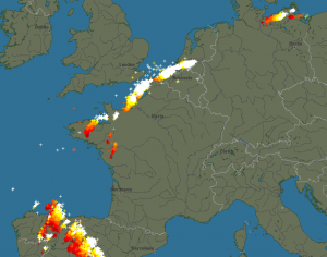 Silny rozwój gwałtownych burz nad Europą Zachodnią (blitzortung.org)