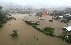 Powodzie spowodowane przez tajfun Koppu w mieście Baguio (fot. Harley Palangchao/Reuters)