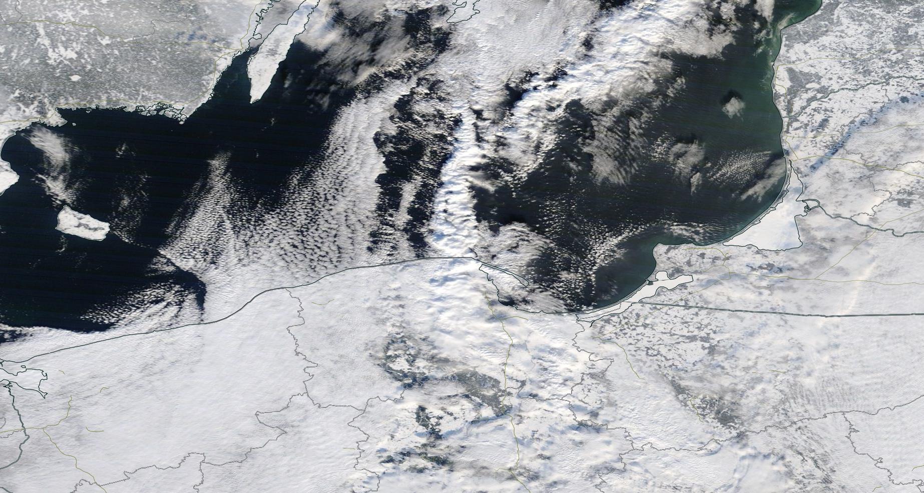 Obraz satelitarny „efektu jeziora” w postaci pojedynczej ścieżki 21 stycznia 2016 r. nad Morzem Bałtyckim. Źródło: NASA Worldview