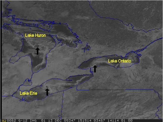 Obraz satelitarny przedstawiający przykłady wirów mezoskalowych wraz ze strefami konwergencji wiatru wewnątrz jeziora z dnia 13 grudnia 2005 r. Źródło: RAMMB Satellite Case Studies.
