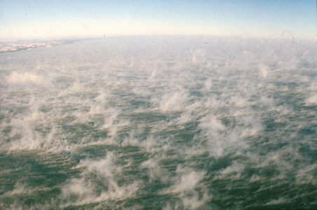 Mgła z parowania nad jeziorem Michigan. Fot. David C. Rogers.