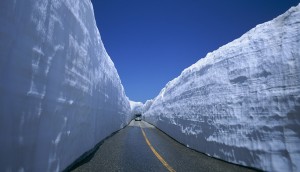 Słynne „śnieżne ściany” na drodze w górach Hida w Japonii. Spora część pokrywy śnieżnej powstającej w tych górach leżących zaledwie kilkadziesiąt km od Morza Japońskiego jest wynikiem opadu śniegu podczas trwania efektu jeziora. Źródło: japanican.com
