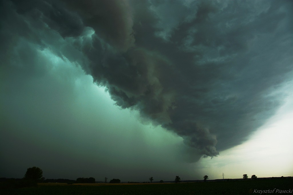 Czoło nadciągającej rozległej burzy wielokomórkowej z bardzo silnymi porywami wiatru. Fot. Krzysztof Piasecki (PŁB)