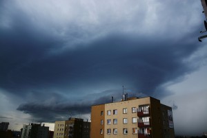 Chmura stropowa superkomórki burzowej przemieszczającej się 31 lipca 2016 r. przez Warszawę. Fot. Krzysztof Piasecki (Polscy Łowcy Burz)